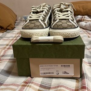 Women Gucci sneakers size 39.5